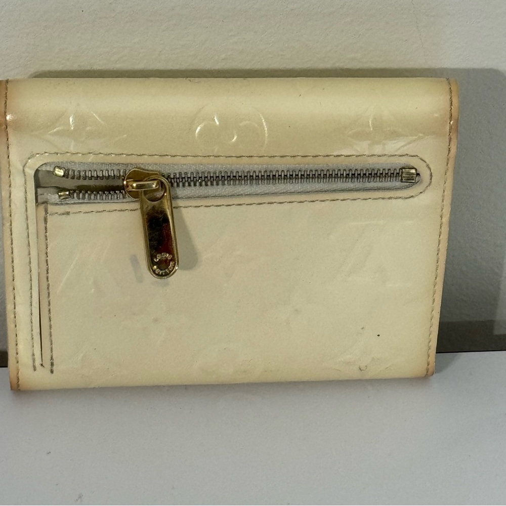 Louis Vuitton White Vernis Patent Leather Koala Wallet - Picture 3 of 9